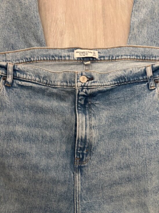 Abercrombie & Fitch Curve Love "The 90s Straight" Ultra High Rise Jeans - Picture 6 of 8